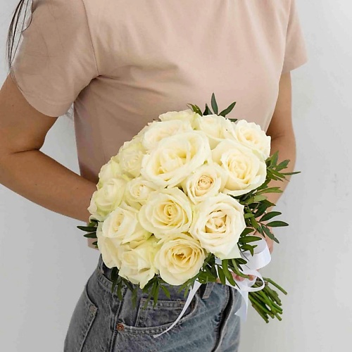 ЛЭТУАЛЬ FLOWERS Букет невесты из белых роз лэтуаль flowers букет из разно ных роз 35 шт 40 см