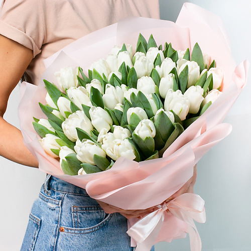 ЛЭТУАЛЬ FLOWERS Букет из белых тюльпанов 51 шт. лэтуаль flowers букет из высоких белых роз эквадор 15 шт 70 см