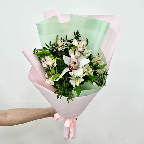 ЛЭТУАЛЬ FLOWERS Букет из альстромерии, орхидеи и писташи лэтуаль flowers букет из персиковых роз 51 шт 40 см