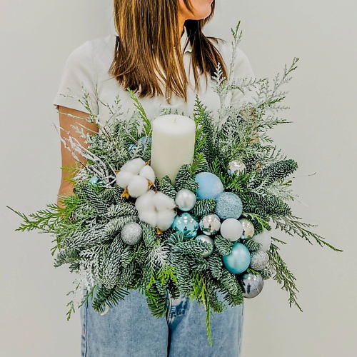 ЛЭТУАЛЬ FLOWERS Новогодняя композиция из нобилиса и туи со свечой и декором Снежный блик лэтуаль flowers композиция из мыла лавандовый каприз