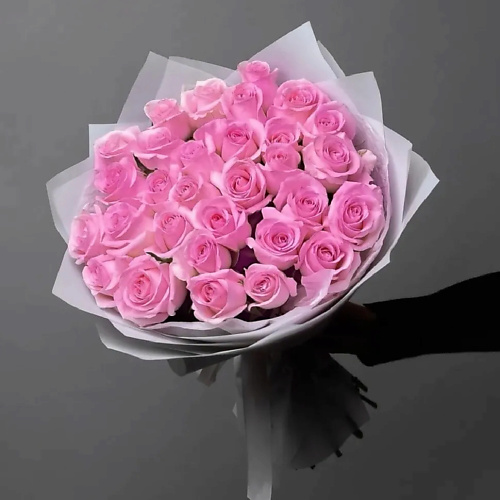 PINKBUKET Букет из 31 розовой розы кукла интерьерная лосик в юбочке в клетку в розовой жилетке травке 53х13х18 см