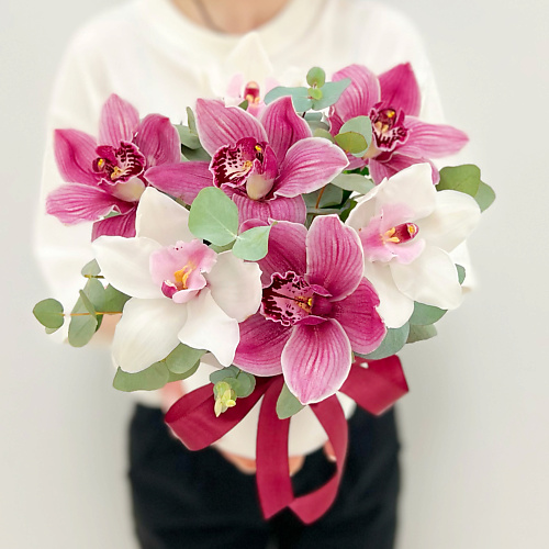 ЛЭТУАЛЬ FLOWERS Орхидеи с эвкалиптом в  коробке Цветочный десерт / букет из орхидей / букет цветов kneipp бомбочка таблетка солевая ароматическая для жемчужной ванны с эвкалиптом при холодной погоде