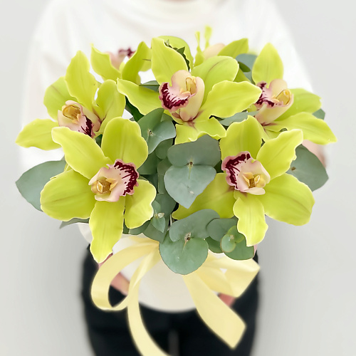 ЛЭТУАЛЬ FLOWERS Орхидеи с эвкалиптом в коробке С любовью / букет из орхидей / букет цветов пакет подарочный с любовью 30 x 20 x 10 см
