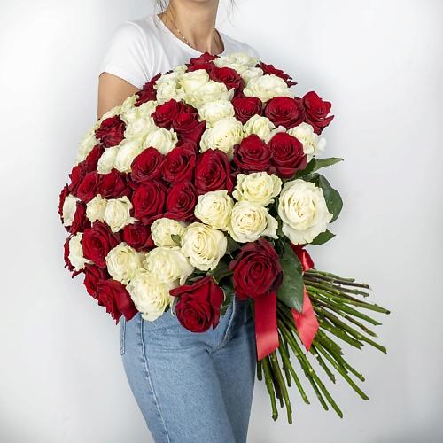 ЛЭТУАЛЬ FLOWERS Букет из высоких красно-белых роз Эквадор 75 шт. (70 см) сувенир полистоун три слона на дуге попона с красно зелёная 24х5х15 см