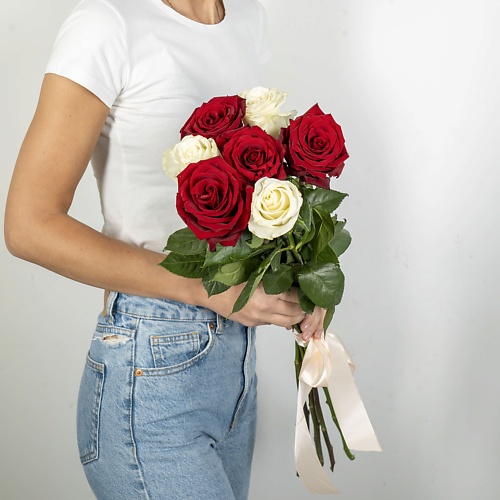 ЛЭТУАЛЬ FLOWERS Букет из высоких красно-белых роз Эквадор 7 шт. (70 см) конверт для денег счастья тебе букет 16 8х8 3 см