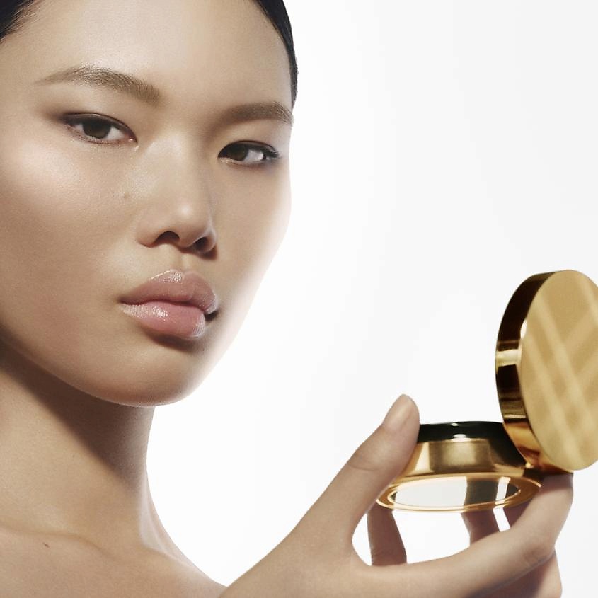 

BURBERRY Тональная сыворотка с эффектом сияния в формате кушона Ultimate Glow, Тональная сыворотка с эффектом сияния в формате кушона Ultimate Glow