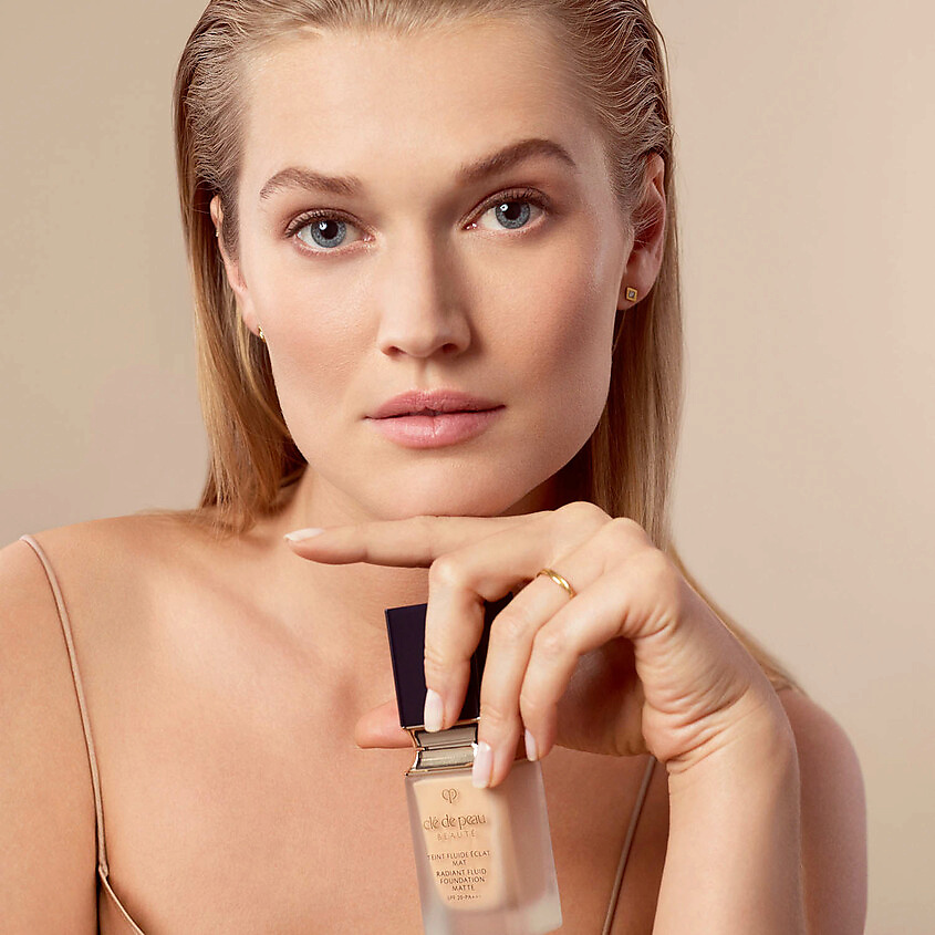 фото Clé de peau beauté тональный флюид с эффектом матового покрытия radiant fluid foundation matte