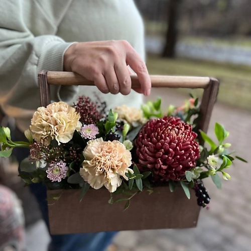 LE BOUQUET Букет из кофейных диантусов и крупной хризантемы в ящике