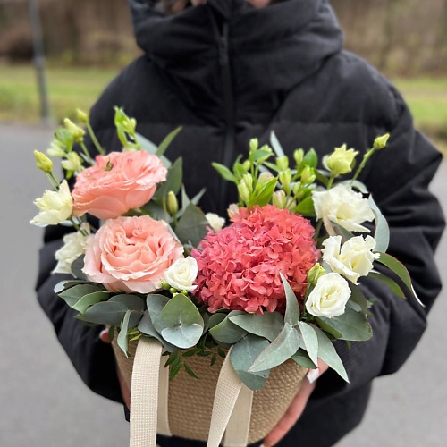 LE BOUQUET Яркий букет из гортензии роз и эвкалипта в плетеной сумочке