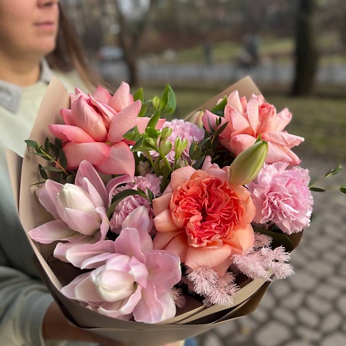 LE BOUQUET Букет из махровой лилии французских роз диантусов аспарагуса