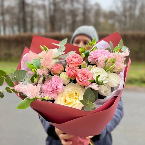 LE BOUQUET Букет из пионовидных роз альстромерии и веток эвкалипта