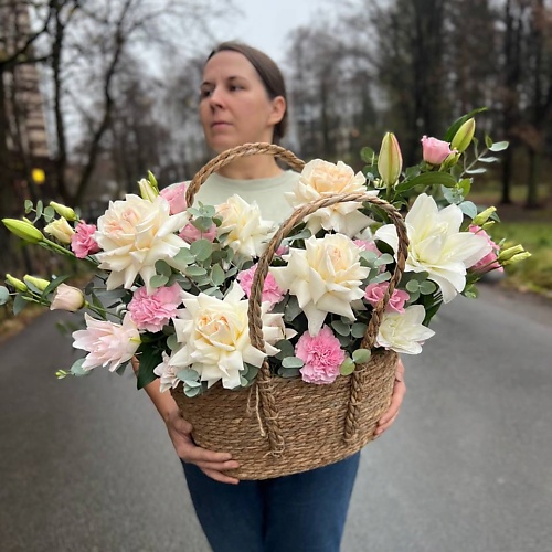 LE BOUQUET Огромная корзина французских роз с розовой лилией