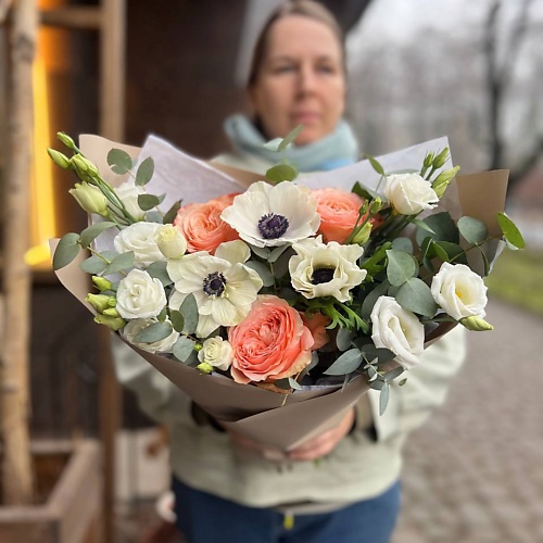 

LE BOUQUET Анемоны с розами и эустомой, Анемоны с розами и эустомой