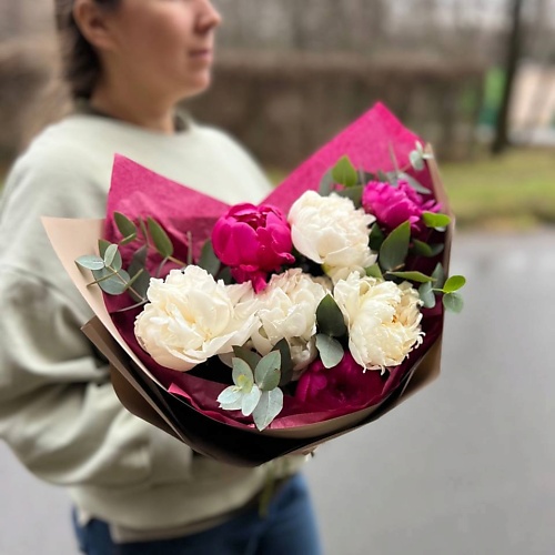 LE BOUQUET Яркий букет и белых и розовых пионов