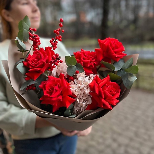 LE BOUQUET Букет из ярких французских роз с гортензией и илексом