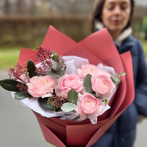 LE BOUQUET Ранункулюсы со скиммией и эвкалиптом