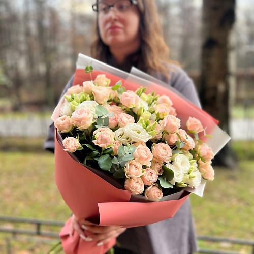 Букет живых цветов LE BOUQUET Букет из пионовидных роз с белой эустомой