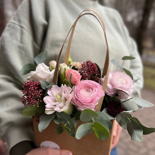 LE BOUQUET Сумочка из ранункулюсов пионовидной лилии роз и зелени