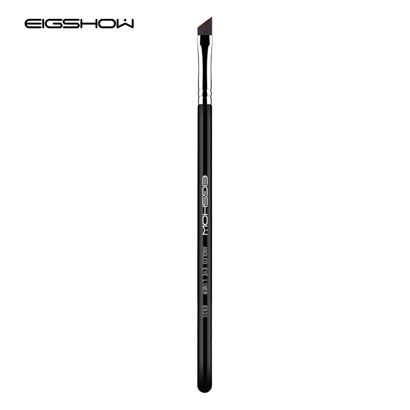 фото Eigshow скошенная кисть для подводки глаз angled eye liner